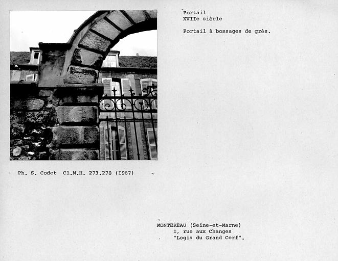 Porte d'entrée du logis du grand cerf, détail du portail à bossages de grès