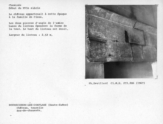 Cheminée de la tourelle sud-est au rez-de-chaussée de l'aile sud, détail du linteau