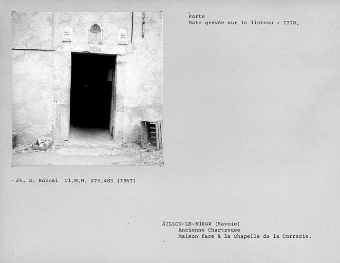 Porte de la maison face à l'église
