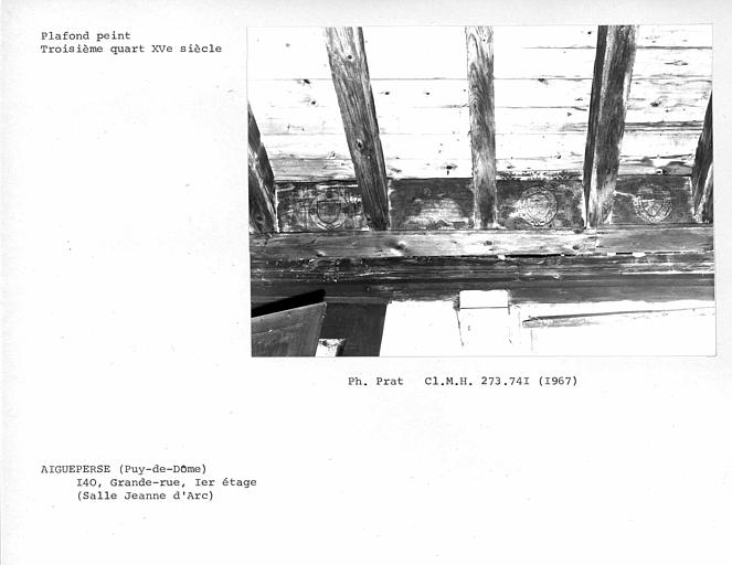 Petits panneaux peints le long des poutres entre les solives du plafond