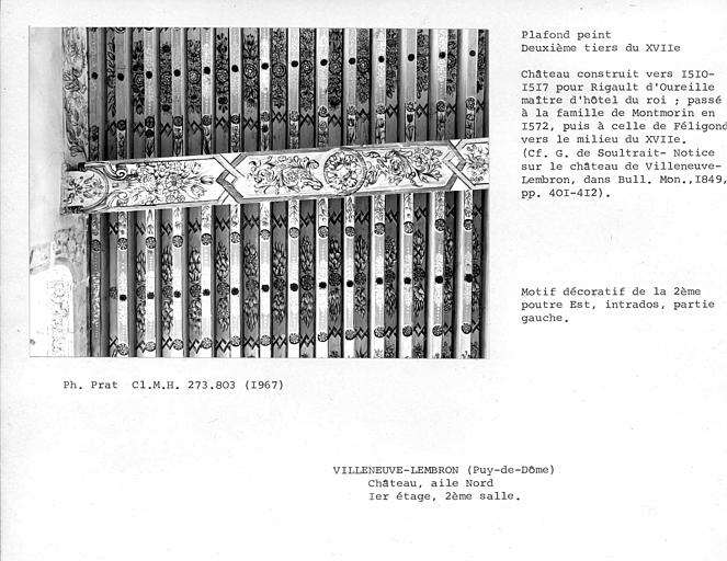 Aile nord. Détail du plafond peint de la deuxième salle au premier étage. Motif décoratif de la deuxième poutre depuis l'est, intrados, partie gauche