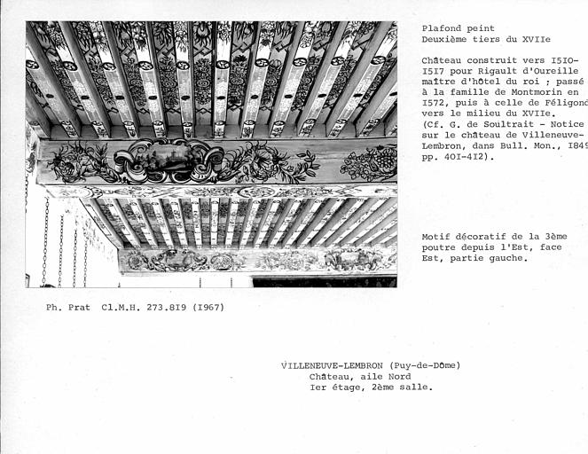 Aile nord. Détail du plafond peint de la deuxième salle au premier étage. Motif décoratif de la troisième poutre depuis l'est, face est, partie gauche