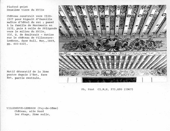 Aile nord. Détail du plafond peint de la deuxième salle au premier étage. Motif décoratif de la troisième poutre depuis l'est, face est, partie centrale