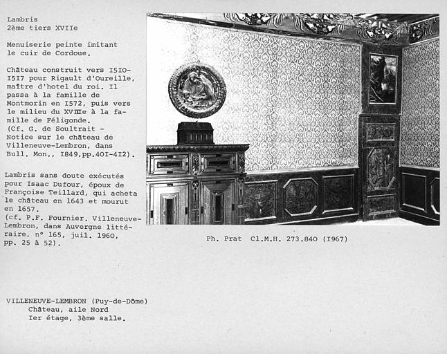 Lambris peint imitant le cuir de Cordoue dans la troisième salle du premier étage, aile nord. Les lambris sont sans doute exécutés pour Isaac Dufour, époux de Françoise Teillard, qui acheta le chateau en 1643.
