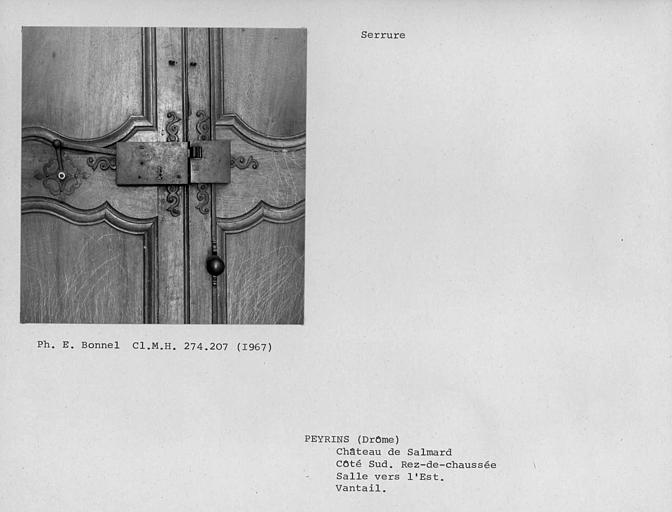 Serrure de l'autre face du vantail à l'angle sud de la grande salle centrale du rez-de-chaussée côté sud