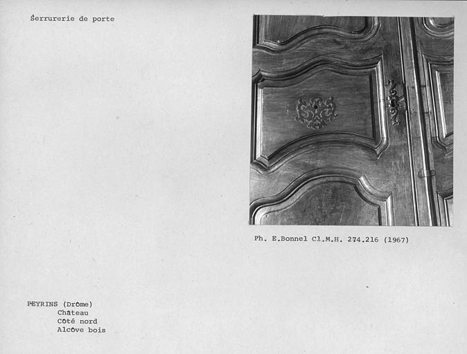 Entrée de serrure et platine des vantaux de placards de la bibliothèque de l'aile ouest au premier étage côté sud