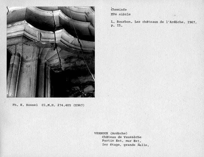 Cheminée du premier étage de l'aile est. Chapiteau du montant droit