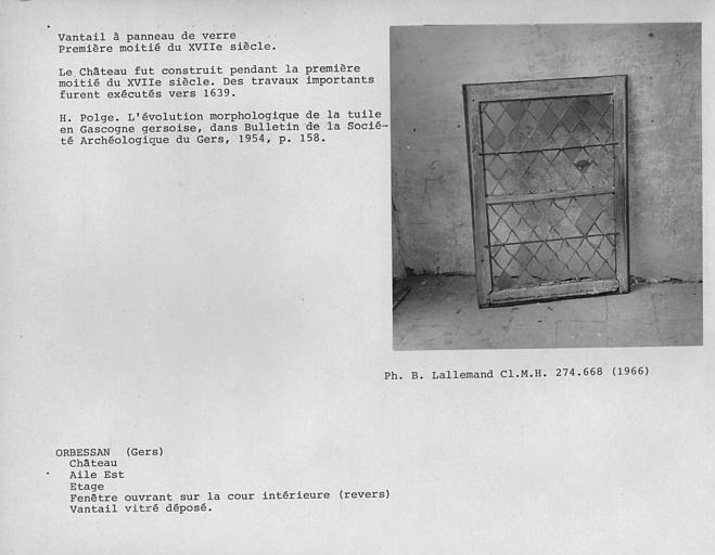 Fenêtre du premier étage de l'aile est donnant sur la cour intérieure côté nord, revers du vantail à panneau de verre déposé