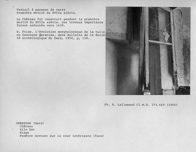 Fenêtre du premier étage de l'aile est donnant sur la cour intérieure côté nord, revers du vantail à panneau de verre