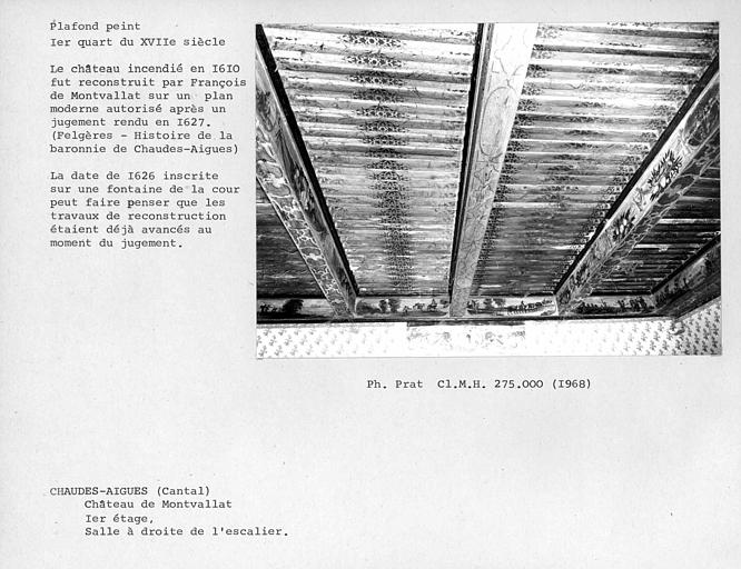 Ensemble vers la fenêtre du plafond peint de la salle à droite de l'escalier au premier étage