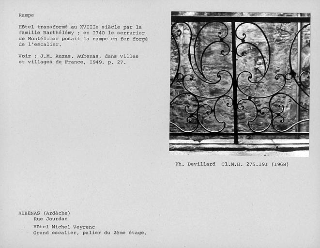 Détail d'un motif de la rampe en fer forgé d'escalier du palier du deuxième étage