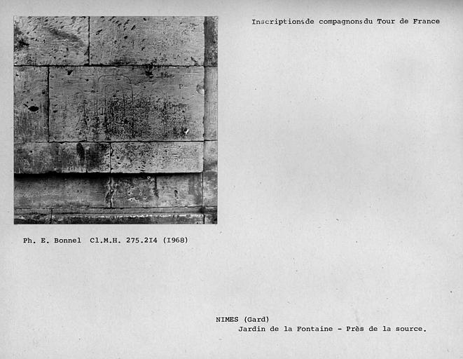 Inscriptions de compagnons du tour de France, près de la source