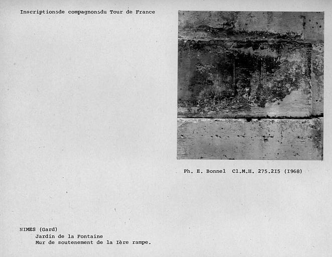 Inscriptions de compagnons du tour de France, sur le mur de soutènement de la première rampe