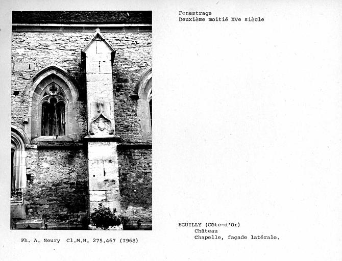 Fenestrage et contrefort avec armoiries sculptées du côté sud de la chapelle