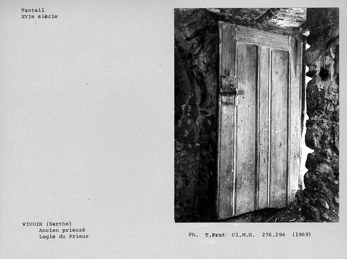 Vantail de la porte entre l'escalier à vis et la salle voûtée du rez-de-chaussée de la maison du prieur