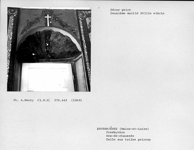 Couronnement de la porte avec des parties peintes du mur ouest de la salle à droite du vestibule du rez-de-chaussée