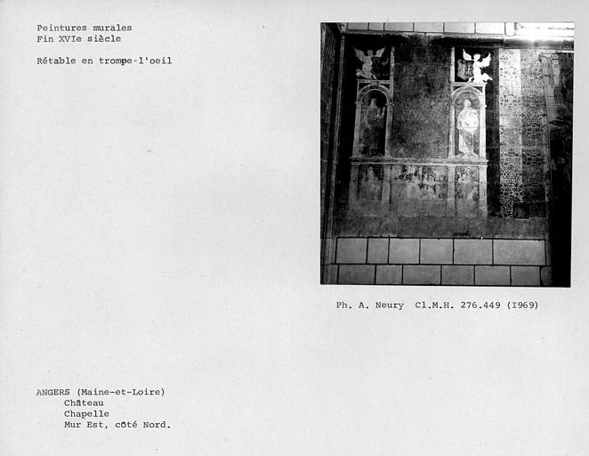 Peintures murales du côté nord du mur est de la chapelle : Saints et anges présentant des armoiries