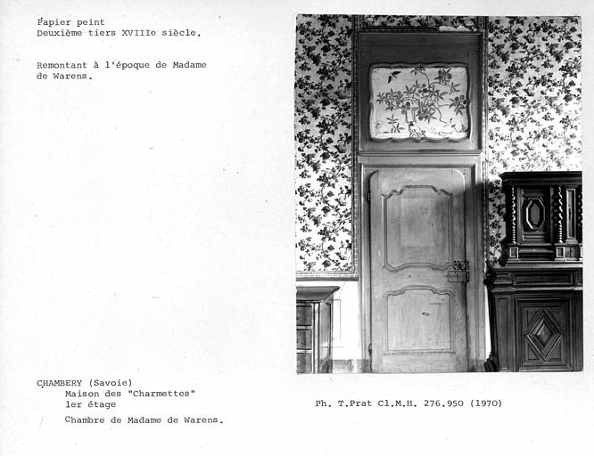 Papier peint de la chambre de Mme de Warens au premier étage, ensemble d'un mur avec porte