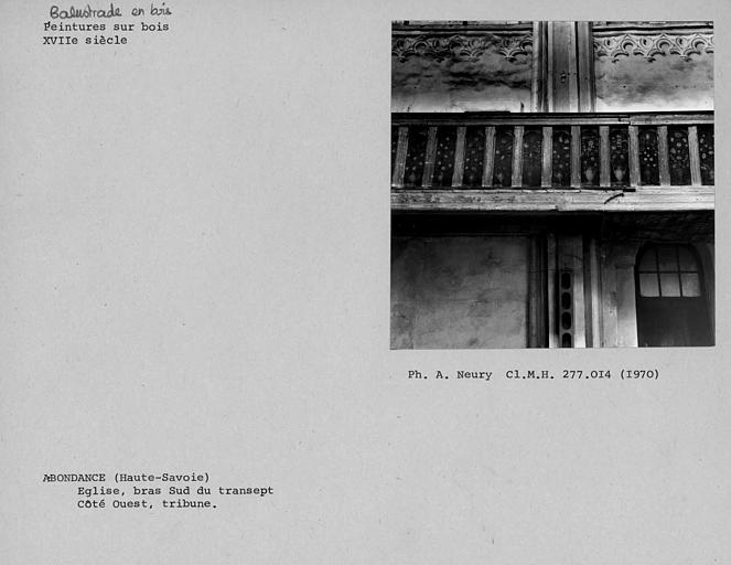 Balustrade de bois de la tribune avec décor peint, bras nord du transept de l'église