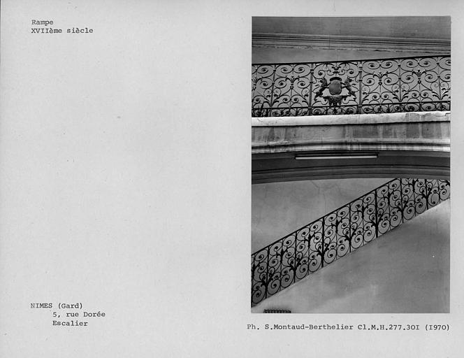 Motifs courants d'une volée de la rampe d'escalier, et motif central du palier