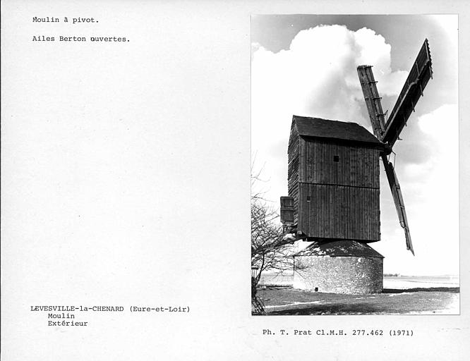 Vue de la face latérale du moulin à pivot, ailes Berton ouvertes