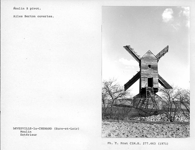 Face avant du moulin, ailes Berton ouvertes à l'arrière