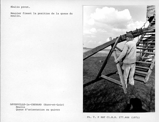 Extérieur du moulin, dispositif de blocage de la queue d'orientation (ou guivre)