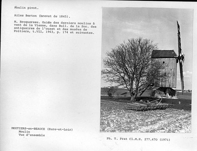 Face latérale, vue d'ensemble du moulin dans son paysage, queue d'orientation à gauche de la photo