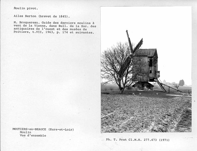 Face latérale, vue d'ensemble du moulin dans son paysage, queue d'orientation à droite de la photo, ailes Berton