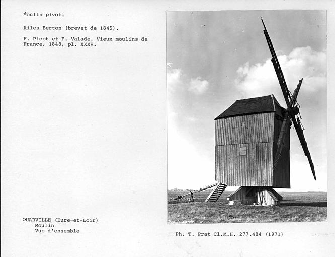 Face latérale, vue d'ensemble du moulin dans le paysage, ailes fermées