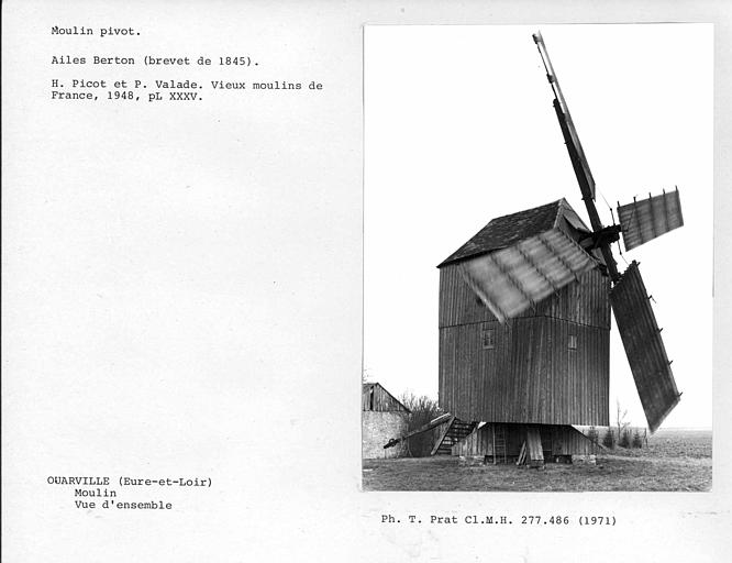 Vue d'ensemble de la face arrière du moulin, ailes en fonctionnement