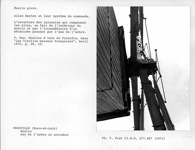 Face arrière du moulin, détail de l'attache des ailes sur l'arbre tournant et de leur système de commande Berton