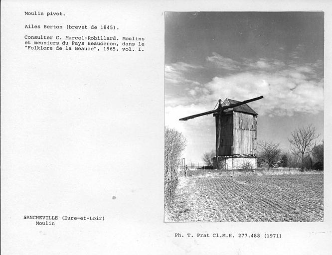 Face arrière, vue d'ensemble du moulin dans le paysage, trois ailes sur quatre