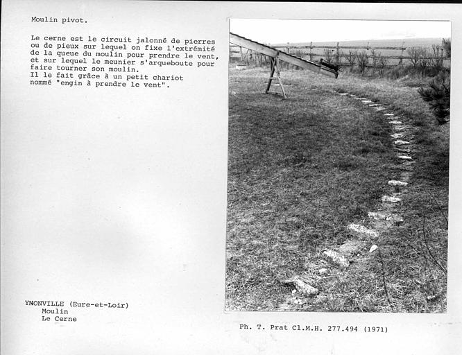 Extérieur du moulin, cerne ou circuit jalonné de pierres sur lequel on fixe l'extrémité de la queue du moulin pour prendre le vent, et sur lequel le meunier s'arc-boute pour faire tourner son moulin