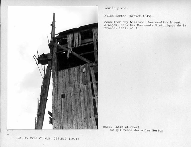 Moulin à vent restauré, extérieur, cage en ruine et reste des deux moignons d'ailes