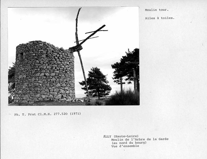 Moulin à vent restauré, ailes à toiles