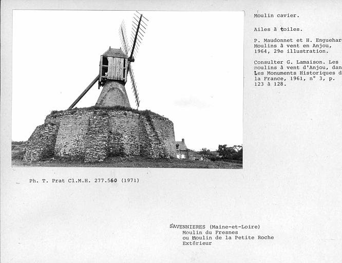 Vue latérale du moulin, ailes à toiles