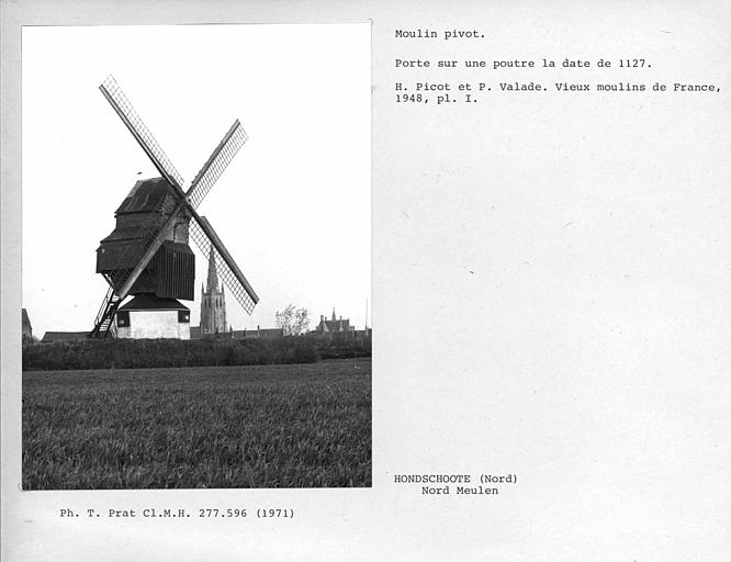 Vue générale de la face arrière du moulin dans son site