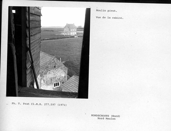 Face avant, paysage vu de la porte d'entrée du moulin