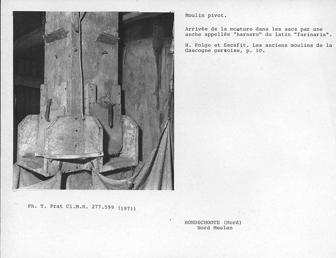 Intérieur du moulin, arrivée de la mouture recueillie dans des sacs de toile par une anche appelée 'harnero' (du latin 'farinaria')