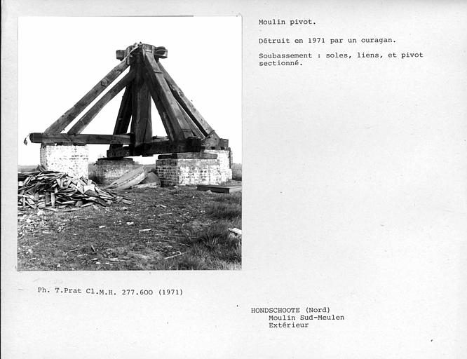 Pied et soubassement du moulin détruit, reste seul le soubassement : soles, liens et pivot sectionné