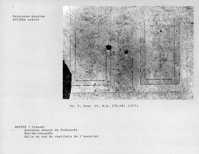 Peintures en grisaille des murs de la salle à droite du vestibule de l'escalier du bâtiment principal, au sud du vestibule