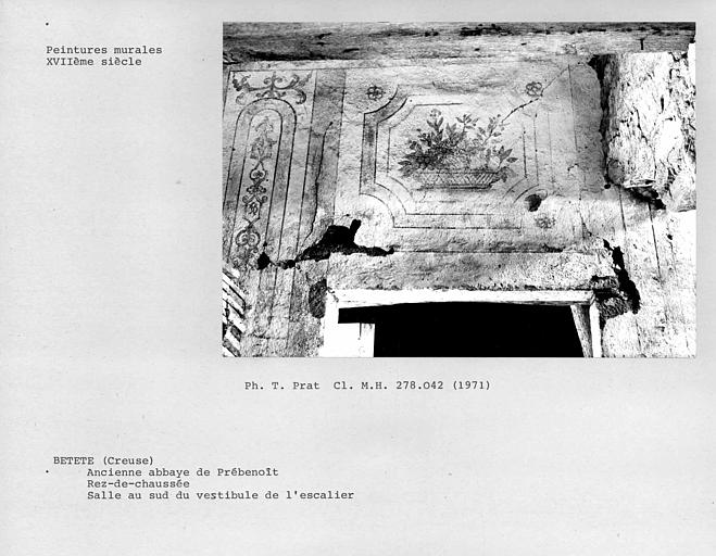 Peintures en grisaille des murs de la salle à droite du vestibule de l'escalier du bâtiment principal, au sud du vestibule