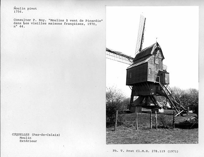 Vue générale de la face avant du moulin, ailes hollandaises, queue d'orientation et montée