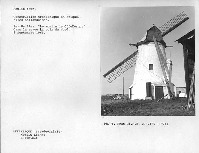 Vue d'ensemble du moulin construit en briques, queue d'orientation et ailes hollandaises