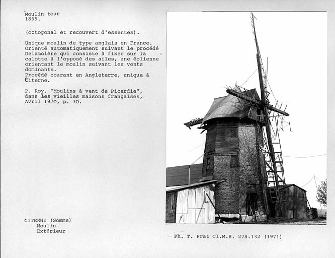 Moulin tour, unique moulin de type anglais en France. Orienté automatiquement suivant le procédé Delamolère qui consiste à fixer sur la calotte à l'opposé des ailes, une éolienne orientant le moulin suivant les vents dominants. Procédé courant en Angleter