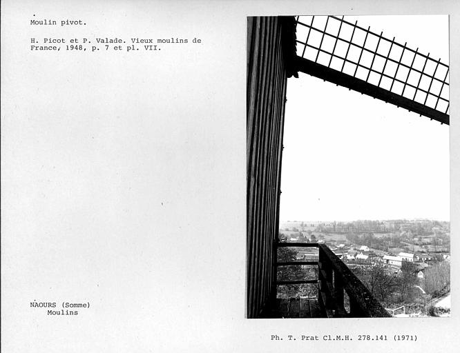 Extérieur des deux moulins, vue du balcon de l'un d'eux avec aile restaurée