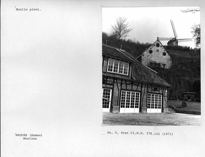 Face arrière des deux moulins, vue de l'un des moulins à partir de l'habitation située en contrebas