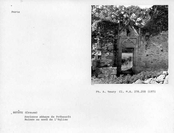 Face ouest de la porte des ruines au nord de l'église