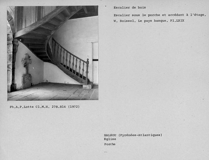 Escalier de bois sous le porche, accédant à la salle de réunion